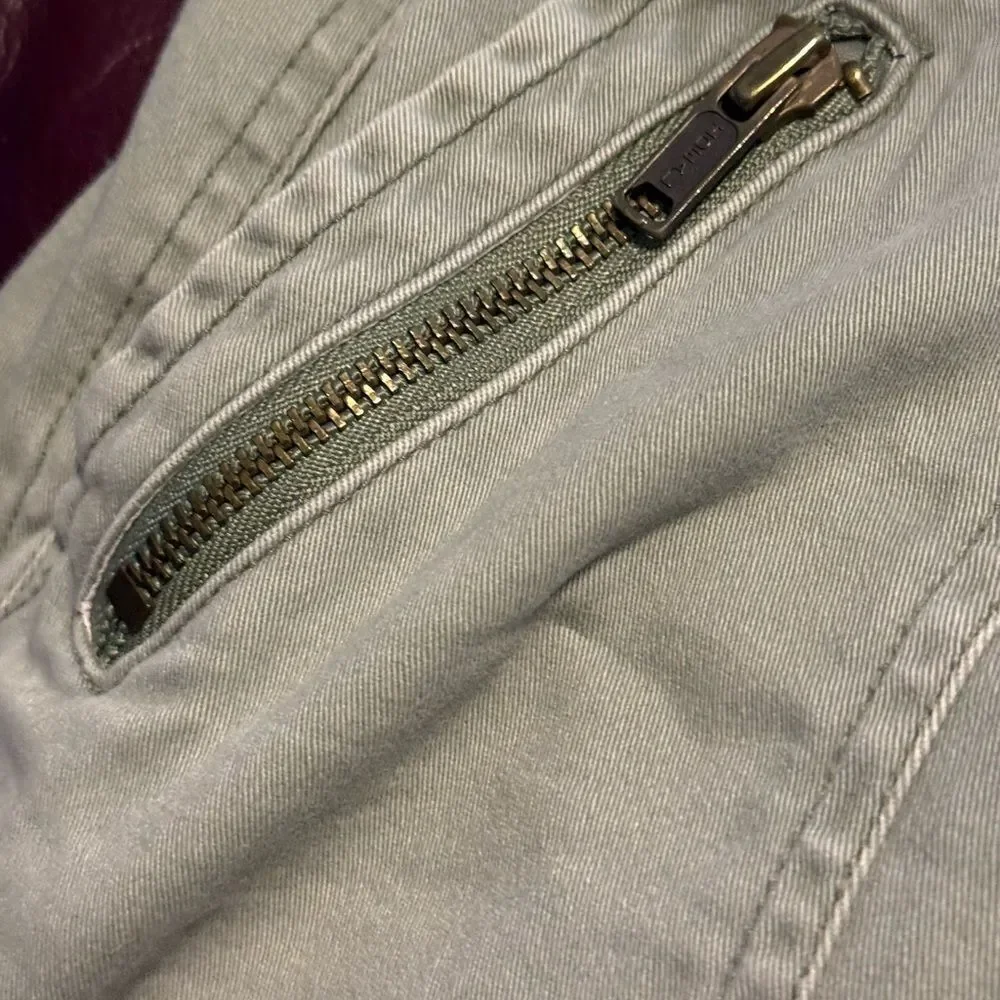 Old Navy Mini Skirt in Light sage green size 4